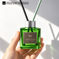 Diffuseur de parfum en verre vert brillant carré de 100 ml avec bouchon à visser à l'épreuve des enfants, emballage personnalisé avec logo pour la fragrance d'intérieur