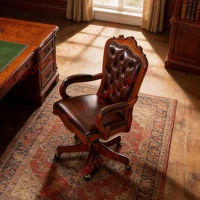 Fauteuil pivotant en cuir touffeté à dossier haut en bois de cerisier avec garniture cloutée, chaise de bureau roulante vintage pour la maison