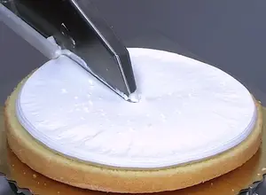 Uygulanabilir leke yuvarlak şekilli mus kek krem doğum günü pastası dekorasyon makineleri dekorasyon makineleri