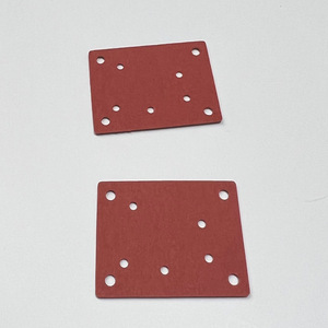 Feuille d'isolation en mica rouge à 9 trous traversants pour applications à haute température - Product Image 1