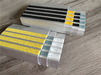 Profilé d'escalier en carborundum anodisé naturel avec remplissage en carborundum (noir) 83,5 mm de largeur, 37 mm de hauteur