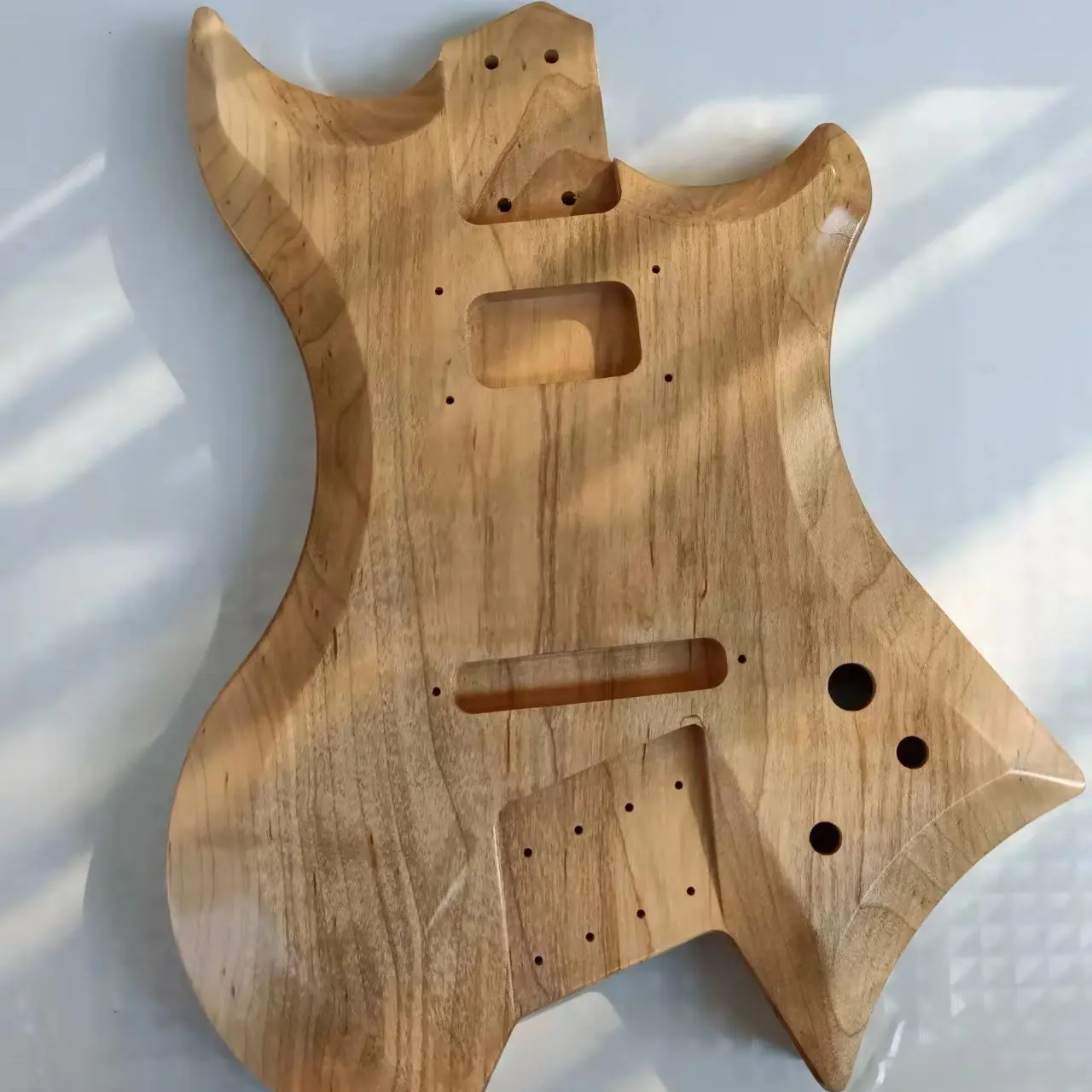 Chitarra cnc in legno di acero/noce con vernice/vernice ad olio di cera