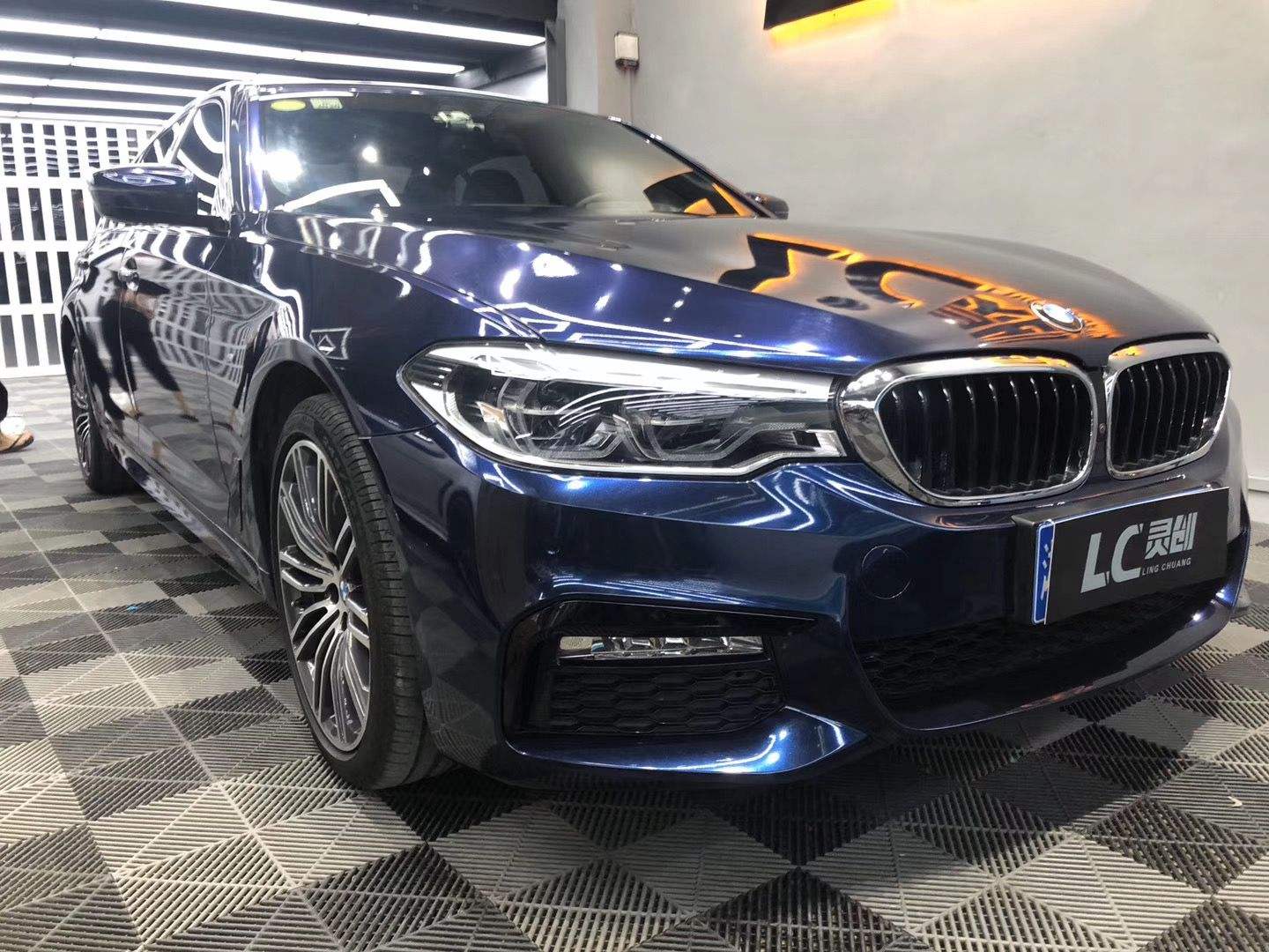 โลหะมันวาวสีน้ำเงินเข้ม