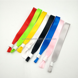 <span class=keywords><strong>Bracelet</strong></span> en <span class=keywords><strong>tissu</strong></span> pour <span class=keywords><strong>festival</strong></span> de mode, <span class=keywords><strong>bracelet</strong></span> personnalisé en ruban de satin avec clip en plastique à usage unique - Product Image 2