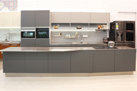 Ensemble de cuisine extérieure modulaire Prima en acier inoxydable moderne avec îlot BBQ, évier, four à pizza, petit réfrigérateur, grill et armoire de cuisine