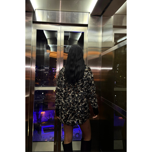 Camisa con Lentejuelas y Estampado de Leopardo con Puños de Satén, Blusa de Fiesta con Botones para Mujer, Negra - Product Image 2