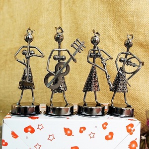 Modèle de petit homme en fer, art métallique, musique, <span class=keywords><strong>prix</strong></span> spécial, artisanat, style de groupe masculin et féminin, décoration de la maison - Product Image 1