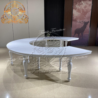 Table à manger élégante et moderne en métal blanc demi-lune avec un design unique de pieds en serpentine pour les mariages, les hôtels et l'extérieur