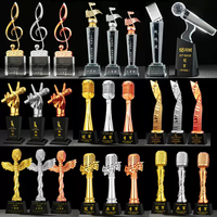 Trophée Musical Créatif Personnalisé en Verre Nianchu JB479 28cm, Microphone en Cristal, Base Dorée et Noire Polie, Vente en Gros à Prix Abordable