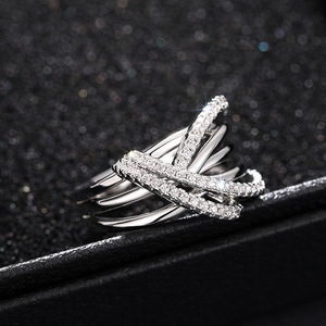 Anello da donna minimalista a strati intrecciati, gioiello di lusso leggero e alla moda, accessorio elegante con zirconi. - Product Image 2