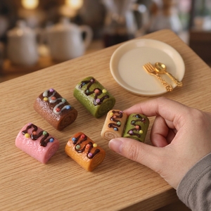 Miniatures de gâteaux roulés suisses réalistes en résine pour maison de poupée, accessoires de cuisine, fournitures de bricolage, vente en gros, fabricant - Product Image 1