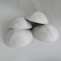 Kippa en lin naturel blanc cassé, broderie monogramme ton sur ton, doublure photo, pour mariage juif, cadeau