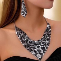 Ensemble de bijoux de luxe en maille dorée avec collier et boucles d'oreilles à pampilles, accessoires de mode pour femme, vente en gros, idéal pour les soirées