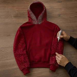 Sweat-shirt à capuche rouge avec embellissements en strass, polaire surdimensionné, unisexe, pull décontracté d'hiver - Product Image 1