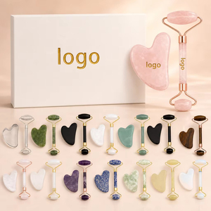 Rifornimento della fabbrica all'ingrosso naturale bellezza quarzo <span class=keywords><strong>giada</strong></span> <span class=keywords><strong>rullo</strong></span> gua sha set <span class=keywords><strong>per</strong></span> <span class=keywords><strong>massaggio</strong></span> del <span class=keywords><strong>viso</strong></span> <span class=keywords><strong>rullo</strong></span> <span class=keywords><strong>di</strong></span> <span class=keywords><strong>giada</strong></span> - Product Image 1