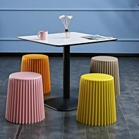 Tabouret en plastique de style nordique pour la maison, tabouret de balcon et de salle de bain, chaise de salle à manger d'Europe du Nord, panier de rangement en plastique