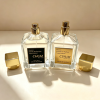 Flacon carré en verre de 50 ml avec logo personnalisé, vaporisateur à fine brume, couleur rouge, étiquette estampée à chaud et capuchon doré brillant.