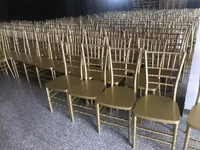 Chaises Chiavari empilables en résine dorée, les plus populaires, à prix compétitifs, pour la location commerciale, les hôtels, les mariages, les anniversaires et les fêtes.