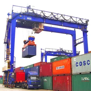 Liman terminali lastik taşıma makinesi konteyner portal vinç çatallı taşıma vinci çalışır