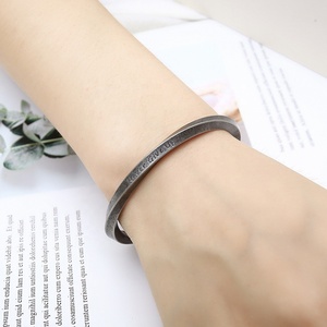 Pulsera <span class=keywords><strong>de</strong></span> brazalete abierto con <span class=keywords><strong>palo</strong></span> retorcido y palabras inspiradoras grabadas <span class=keywords><strong>de</strong></span> acero inoxidable con acabado <span class=keywords><strong>de</strong></span> <span class=keywords><strong>plata</strong></span> antigua - Product Image 5