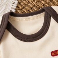 Combinaison pour bébé Mamibai |   Combinaison à manches courtes 100% coton |   Patch porte-bonheur rouge |   Boutons-pression marron pour entrejambe |   Beige clair |   0-1