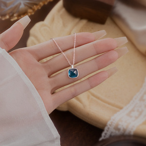 Collier pendentif minimaliste carré en pierre précieuse colorée, argent sterling 925, bijoux en pierre naturelle de 8 mm, vente en gros - Product Image 3