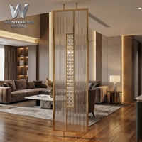 Cloison de séparation en verre haut de gamme avec finition PVD or et métal, design moderne en acier inoxydable pour restaurant, hall d'hôtel, salon
