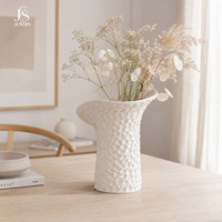 Vase à fleurs décoratif en céramique Jossin avec ouverture artistique en forme de pétale et corps texturé rugueux pour la décoration de hall d'hôtel et de maison