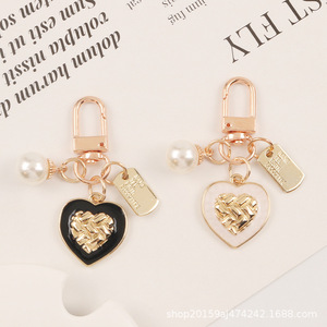 Nouveau porte-clés en alliage de voiture en forme de coeur pendentif lettre créative étiquette carrée perle accessoires étui pour écouteurs sac décoration - Product Image 3