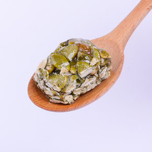 Graines de citrouille rôties appétissantes et croquantes aux noix de raisins secs, aliments mous végétaliens verts sains emballés en vrac - Product Image 3