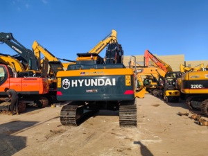 Excavatrice Hyundai 220LC d'occasion entièrement contrôlée, machine puissante de taille moyenne pour l'excavation de roches en carrière et l'extraction de matières premières - Product Image 5