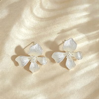 Anting-anting bunga bertekstur wanita, imitasi mutiara di tengah, anting-anting bunga vintage bohemian, perhiasan fesyen pesta sehari-hari