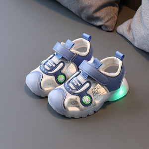Chaussures de plage décontractées pour enfants, en maille ajourée, avec lumière intégrée, idéales pour l'été - Product Image 2