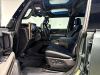 GMC Hummer EV SUV AWD 2024 d'occasion, conduite à gauche, intérieur cuir, régulateur de vitesse adaptatif, pneus R20, extérieur foncé, toit ouvrant automatique