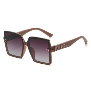 Gafas de sol cuadradas grandes de estilo europeo para mujer, UV400, polarizadas, con montura de PC, lentes TAC, negras, a la moda, para protección solar al aire libre. - Product Image 4