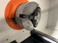 Tour à métaux pour le tournage et le filetage d'arbres, avec commande CNC, mandrin hydraulique et tourelle porte-outils automatique