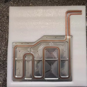 Plaque de refroidissement en alliage d'aluminium avec canaux de circulation en cuivre pour les équipements électroniques médicaux et les applications énergétiques renouvelables - Product Image 4