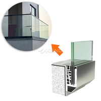 Rampe en verre et aluminium à fixation latérale extérieure, idéale pour les escaliers et balcons extérieurs de villas et d'hôtels
