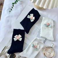 Chaussettes mi-mollet tendance pour femme, style japonais-coréen, en mélange de coton respirant, motif floral noir et blanc, pour usage quotidien décontracté