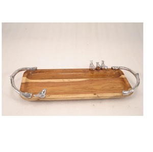 Plateau en bois profond avec des poignées en métal pour l'usage de cuisine - Product Image 1