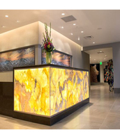 Conception de comptoir de bar à vin à surface solide en pierre d'onyx contemporaine rétroéclairée