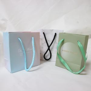 Sacs cadeaux en papier rectangulaires de luxe de haute qualité avec logo personnalisé, papier blanc avec poignée en ruban - Product Image 4