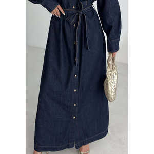 Vestido camisero clásico de mezclilla largo con botones al frente y cintura con lazo en azul marino - Product Image 1