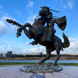 Personalizado em tamanho vital Bronze Cavalaria Cavaleiro Estátua Design Moderno Metal Artesanato Escultura Polido para Memorial Landmark Decor Fábrica