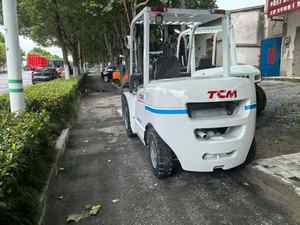 Chariot élévateur TCM d'occasion de 5 tonnes avec moteur de pompe de boîte de vitesses et moteur puissant et économe en carburant pour le levage de charges lourdes dans les ports - Product Image 3