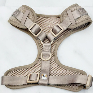 <span class=keywords><strong>Harnais</strong></span> <span class=keywords><strong>pour</strong></span> chien de luxe de style designer LUCKY, réglable, avec logo personnalisé, en matériau TEDDY, confortable et respirant - Product Image 4