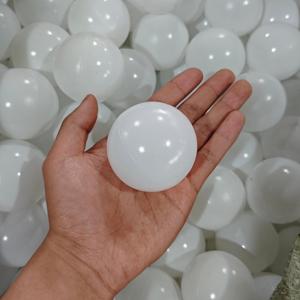 Usine en gros 5.5cm 6cm 7cm 8cm boules de fosse blanches boules de fosse d'intérieur pour aire de jeux couleurs vives jouet de bain boules creuses douces - Product Image 1