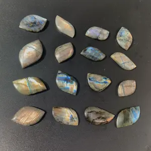 Grosir liontin batu polesan kristal penyembuhan daun labradorite biru muda kualitas tinggi untuk dekorasi