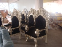 Trône de salon en résine Maharaja Yoni en osier rouge et or, chaise de trône en bois pour hôtel, événement, mariage, fête, avec un lion