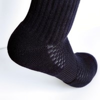 Chaussettes de compression unisexes en coton noir Crew Sport avec caractéristiques respirantes absorbant la sueur demi-coussin logo décontracté sur le bas